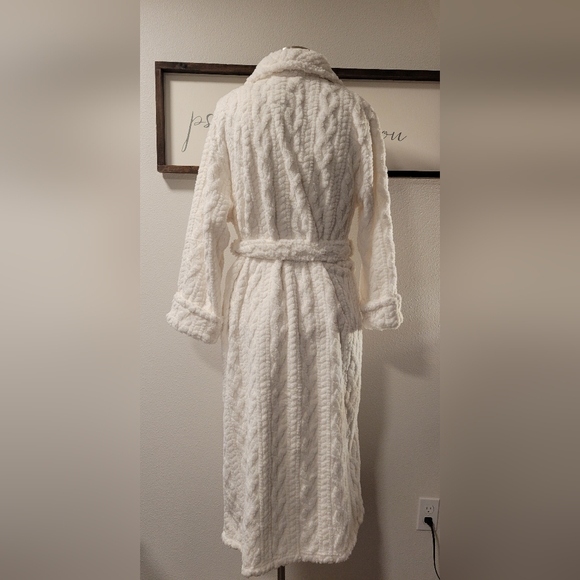 NWOT, Room Service Cozy White Robe - Picture 2 of 5